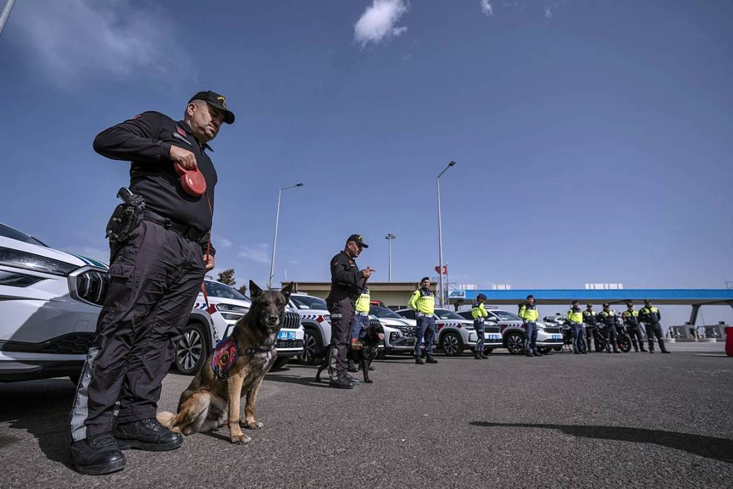 Modern radar sistemleri otoyollarda uçanı kaçanı anında tespit ediyor! 4 kademeli lazerlerle sürekli tarama yapılıyor 5